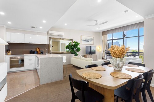 Experience the perfect blend of urban convenience and natural beauty in this spacious, light-filled 3-bedroom apartment. Situated on the doorstep of Kings Park and the Swan River, this home offers a tranquil retreat right in the heart of Perth.