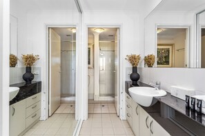Hair dryer - Experience the perfect blend of urban convenience and natural beauty in this spacious, light-filled 3-bedroom apartment. Situated on the doorstep of Kings Park and the Swan River, this home offers a tranquil retreat right in the heart of Perth. (Perth)
