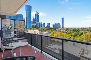 Property grounds - Experience the perfect blend of urban convenience and natural beauty in this spacious, light-filled 3-bedroom apartment. Situated on the doorstep of Kings Park and the Swan River, this home offers a tranquil retreat right in the heart of Perth. (Perth)