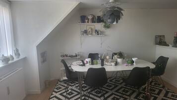 Apartment, 1 Bedroom, Smoking, Patio | Dining room