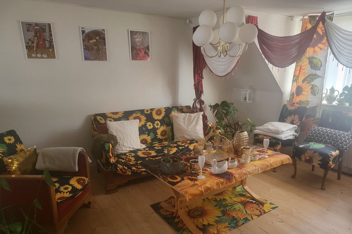 Apartment, 1 Bedroom, Smoking, Patio | Living room