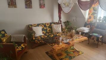 Apartment, 1 Bedroom, Smoking, Patio | Living room