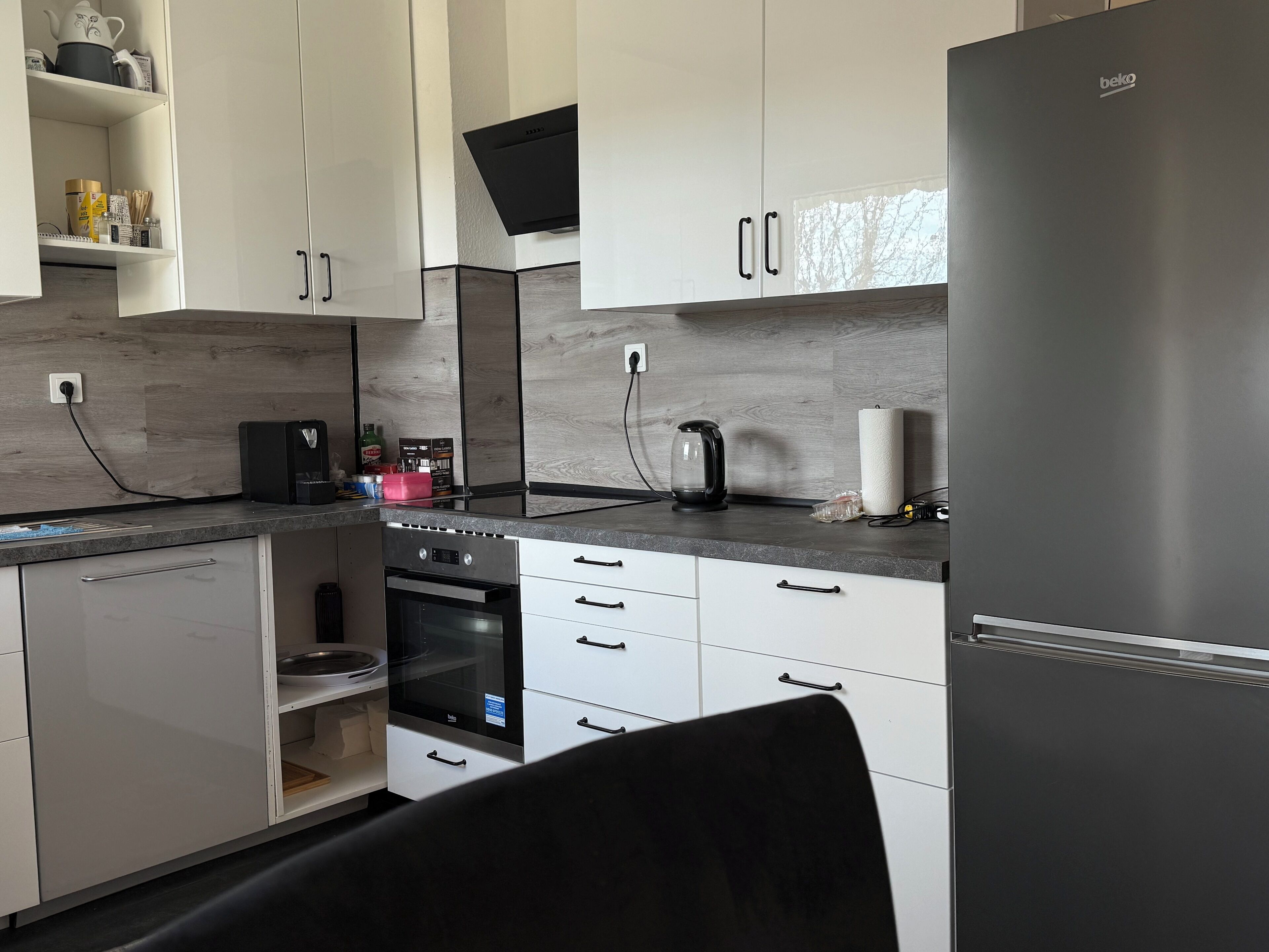 Kühlschrank, Mikrowelle, Ofen, Herdplatte