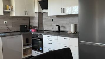 Kühlschrank, Mikrowelle, Ofen, Herdplatte