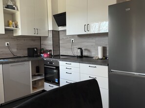 冰箱、微波炉、烤箱、炉灶