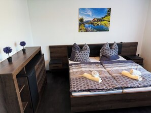 Bügeleisen/Bügelbrett, Reisekinderbett, kostenloses WLAN, Bettwäsche