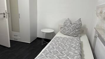 Bügeleisen/Bügelbrett, Reisekinderbett, kostenloses WLAN, Bettwäsche