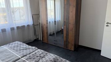 Iron/ironing board, travel cot, free WiFi, bed sheets