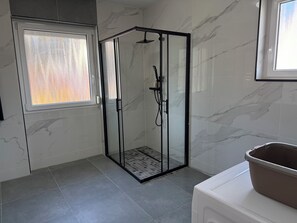 Ducha, secador de pelo, toallas, jabón