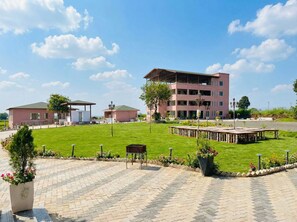 รับประทานอาหารกลางแจ้ง