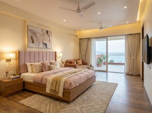 Habitación Deluxe | Escritorio, espacio para trabajar con un portátil, cortinas opacas