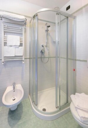 Shower, free toiletries, hair dryer, towels - HOTEL EDEN GIGLI (Numana)