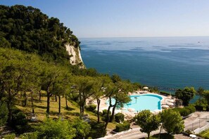 Piscine extérieure (ouverte en saison)