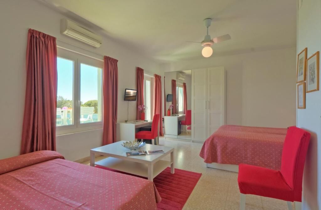 Chambre Quadruple Familiale, balcon, vue mer | Coffres-forts dans les chambres, rideaux occultants