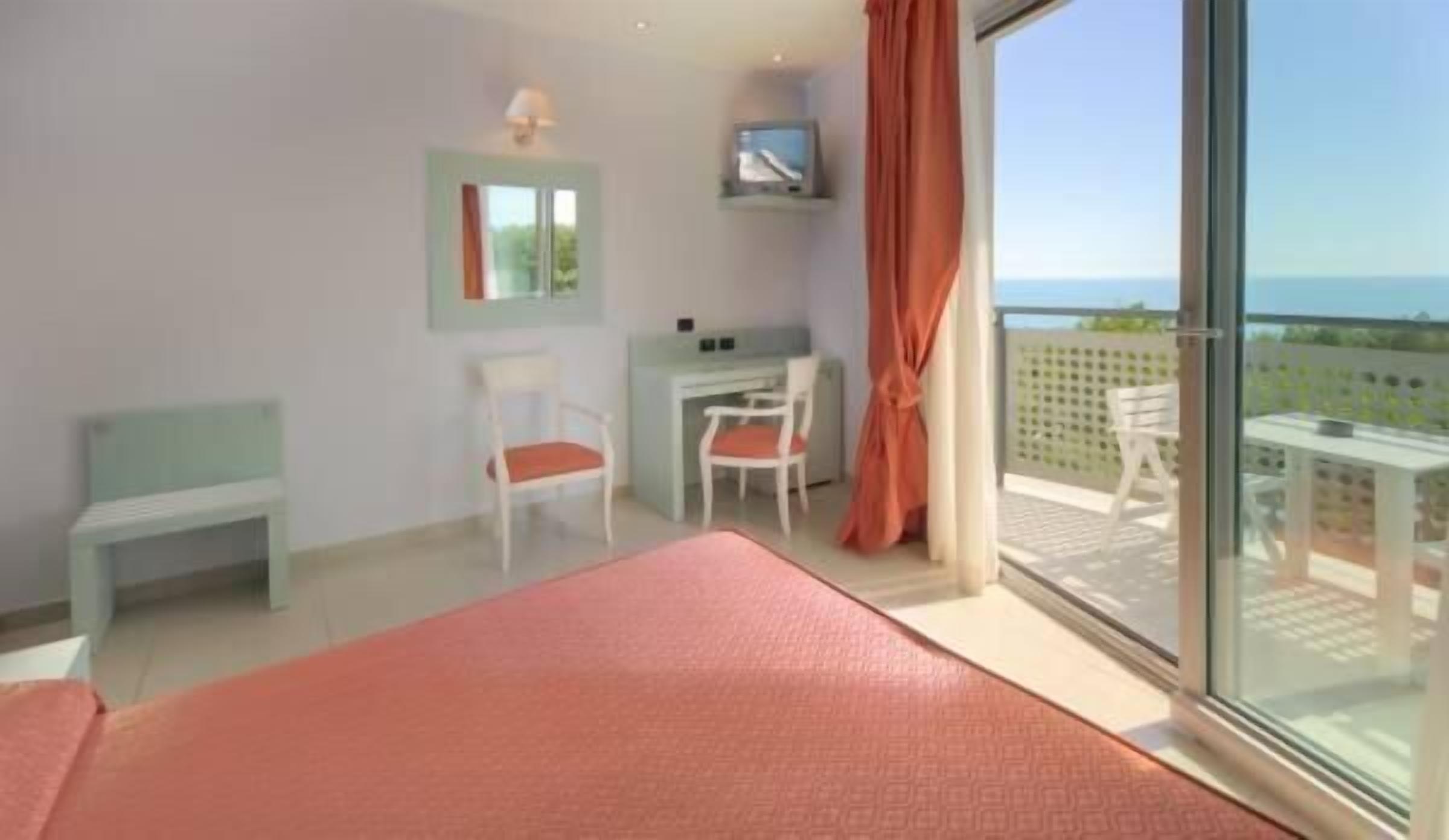 Chambre Triple Familiale, balcon, vue mer | Coffres-forts dans les chambres, rideaux occultants