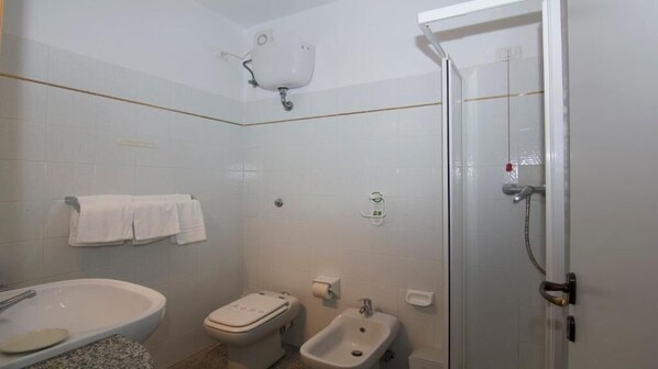 Classic Apartment, Balcony | Bathroom | Shower, free toiletries, hair dryer, towels