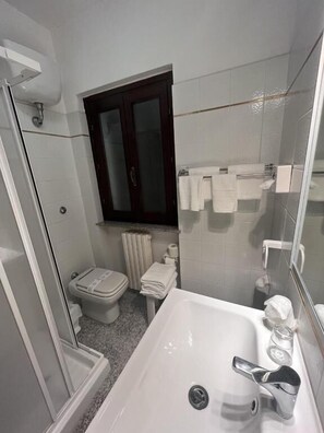 Douche, articles de toilette gratuits, sèche-cheveux
