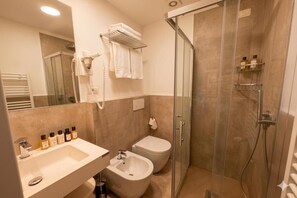 Economy Twin Room | Bathroom | Shower, free toiletries, hair dryer, towels - HOTEL EDEN GIGLI (Numana)