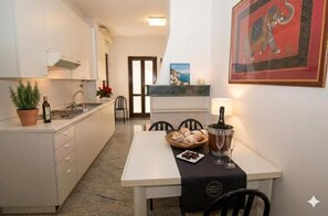 Appartement Classique, balcon | Restauration