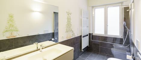 Appartement, 2 chambres | Salle de bain