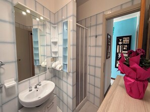 Shower, hair dryer - Accommodation just steps away from Cala Lupo (Stintino)