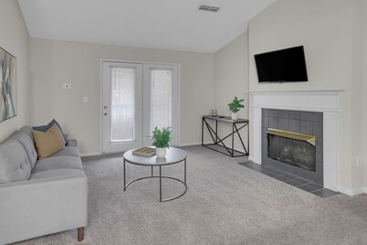 Modern Comfort w/ Balcony, Kitchen & WiFi