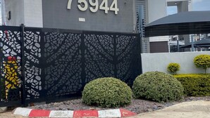 Entrada de edificio con un cartel grande con el número '75944' y un diseño de puerta moderno.