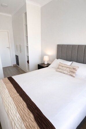 1 slaapkamer, een strijkplank/strijkijzer, gratis wifi, beddengoed