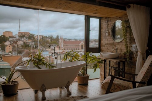 Beautiful 2-bedroom chalet in pleasant Tp. Đà Lạt getaway