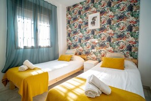 2 habitaciones, tabla de planchar con plancha y cuna de viaje 