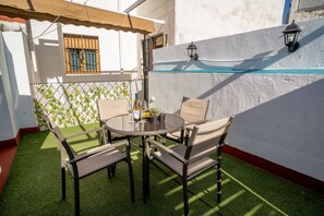 Outdoor dining - Charming Apartment with Private Terrace in Córdoba Historic Jewish Quarter (Córdoba)