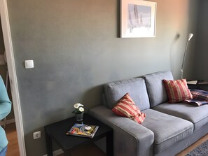 Living area - Holiday Home 'Sunshine Home - 300m To The Beach' with Sea View, Private Terrace and Wi-Fi (Leça da Palmeira)