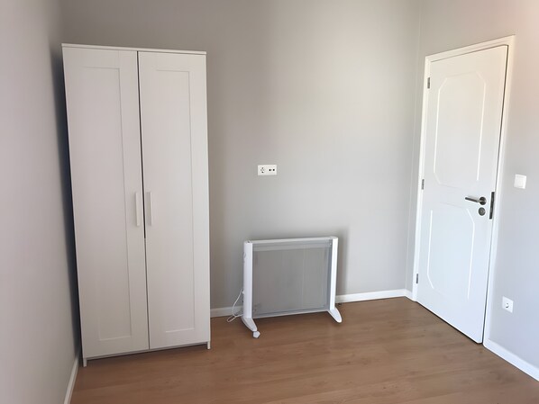 Unclassified image, 1 of 23, button - Holiday Home 'Sunshine Home - 300m To The Beach' with Sea View, Private Terrace and Wi-Fi (Leça da Palmeira)