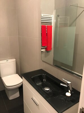 Douche, sèche-cheveux, serviettes fournies