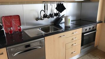 Køleskab, mikrobølgeovn, ovn, kogeplade