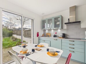 Fridge, microwave, oven, dishwasher - House for 6 with garden, St Gildas town centre (Saint-Gildas-de-Rhuys)