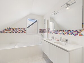 Shower, hair dryer - House for 6 with garden, St Gildas town centre (Saint-Gildas-de-Rhuys)