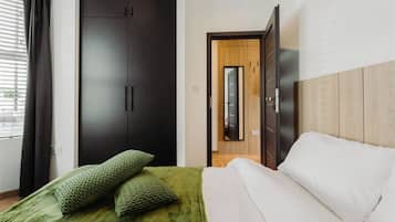 Iron/ironing board, WiFi, bed sheets