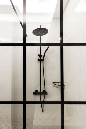 Dusche, Haartrockner, Handtücher, Seife