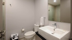 A modern bathroom with a white sink, toilet, and shower. - w Amazing 1BR in the Heart of Interlomas (Huixquilucan)