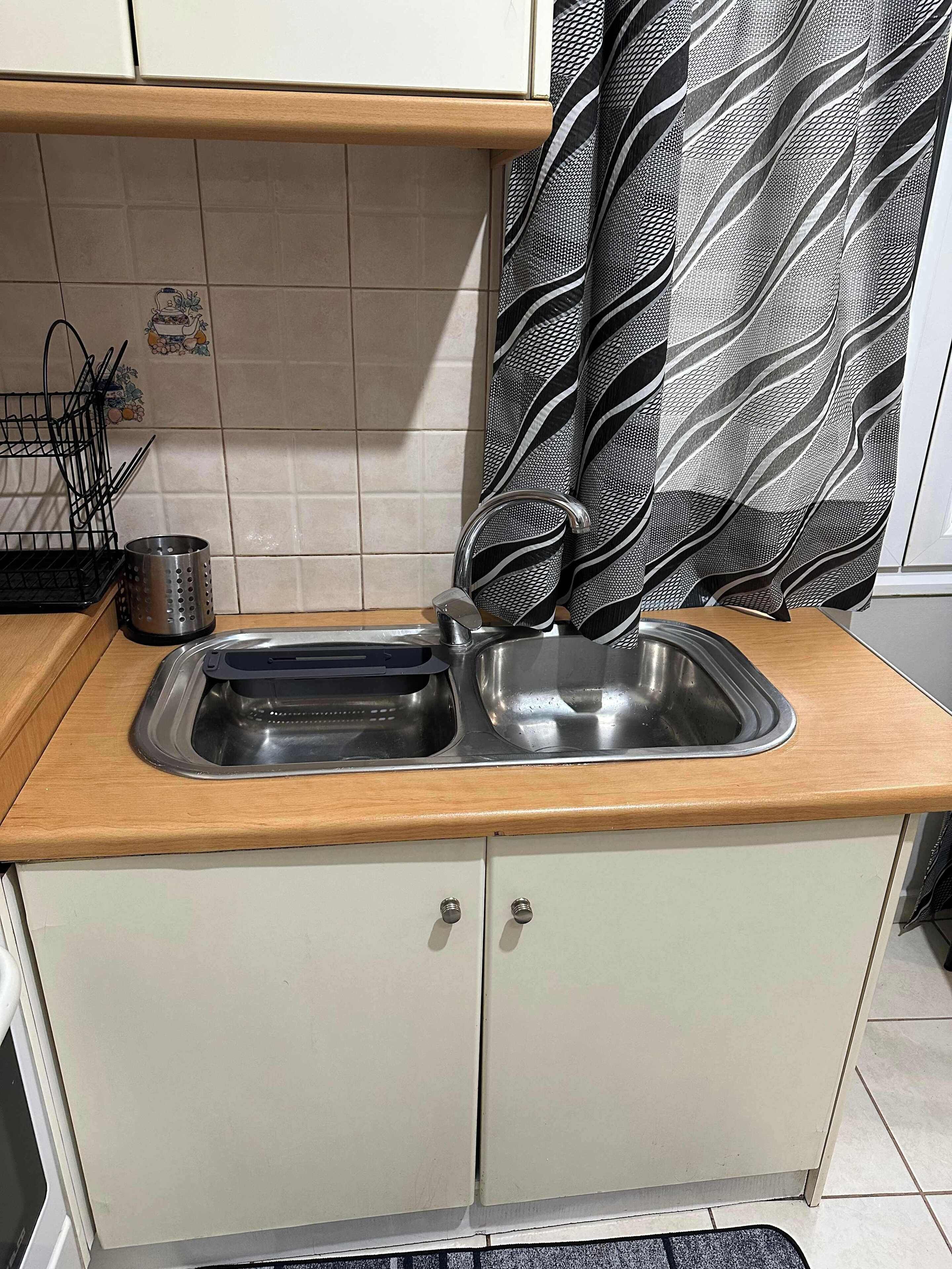 Fridge, oven, stovetop, coffee/tea maker