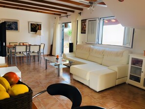 Living area - Villas 2meet La Yuca – Holiday Home with Private Pool in Cala Romántica, Mallorca (Romàntica)