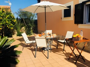 Outdoor dining - Villas 2meet La Yuca – Holiday Home with Private Pool in Cala Romántica, Mallorca (Romàntica)