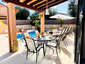 Outdoor dining - Villas 2meet La Yuca – Holiday Home with Private Pool in Cala Romántica, Mallorca (Romàntica)
