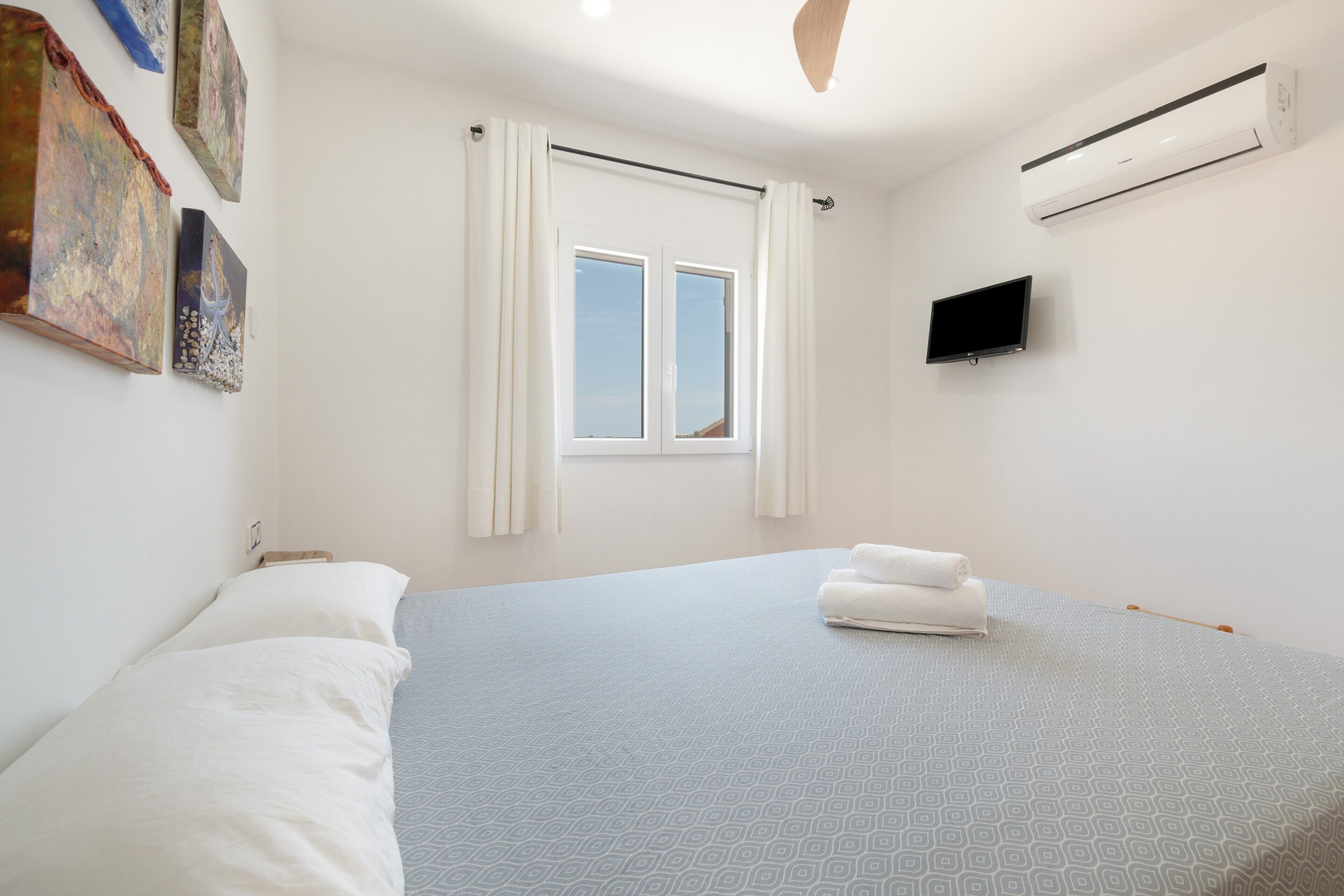 3 habitaciones, tabla de planchar con plancha, wifi y ropa de cama 
