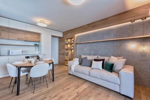 Departamento estándar, varias habitaciones (Casa del Colle D2) | Área de sala de estar | Smart TV de 32 pulgadas con canales por cable