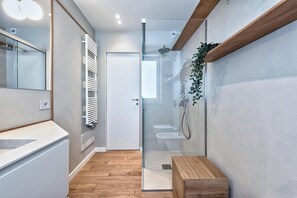 Standard Apartment, Multiple Bedrooms (Casa del Colle D2) | Bilik Mandi | Pancuran mandi, bidet, tuala disediakan, sabun 