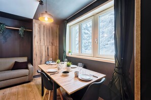 Monolocale Standard, vista montagna (Casa del Colle Studio E3) | Area soggiorno | Smart TV 32 pollici con canali via cavo