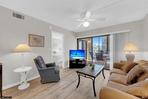 TV - 2B/2B Fairview Isles 104, Walk to Beach, Heated Pool! (Fort Myers Beach)