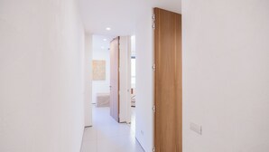 A modern hallway with white walls and a wooden door. - Lussuosa residenza nel centro di Verona (Verona)